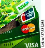 Карты UnionPay, "Мир", Visa, MasterCard (2022 год). Редакционное фото, фотограф SevenOne / Фотобанк Лори