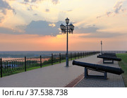 Ancient cannons in the historical area - Troitsky Cape, near the walls of the Tobolsk Kremlin against the backdrop of a beautiful sunset (2021 год). Редакционное фото, фотограф Александр Карпенко / Фотобанк Лори