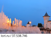 Fountain on the Red Square of the city of Tobolsk against the background of the Tobolsk Kremlin (2021 год). Редакционное фото, фотограф Александр Карпенко / Фотобанк Лори