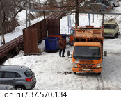 Мусоровоз во дворе жилого дома (2022 год). Редакционное фото, фотограф EgleKa / Фотобанк Лори