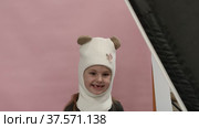 Девочка позирует на фотосессии для фабрики шапок и маркетплейсов. A girl poses at a photo shoot for a hat factory and marketplaces. Редакционное видео, видеограф Мария / Фотобанк Лори