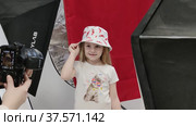 Девочка позирует на фотосессии для фабрики шапок и маркетплейсов. A girl poses at a photo shoot for a hat factory and marketplaces. Редакционное видео, видеограф Мария / Фотобанк Лори