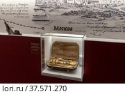 Прибор дорожный для завтрака, принадлежавший императрице Елизавете Петровне. Выставка «Придворный экипаж в Царском Селе» в здании Дежурных конюшен. Царское Село (Пушкин). Санкт-Петербург (2021 год). Редакционное фото, фотограф Румянцева Наталия / Фотобанк Лори