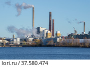 Осенний промышленный пейзаж города Варкаус. Финляндия (2019 год). Стоковое фото, фотограф Виктор Карасев / Фотобанк Лори