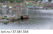 Лодочные гаражи на реке (2020 год). Стоковое видео, видеограф Сергей Орлов / Фотобанк Лори