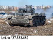Старый немецкий средний танкPz.Kpfw. III в военно-патриотическом парке "Стальной десант" солнечным мартовским днем. Красное Село (2022 год). Редакционное фото, фотограф Виктор Карасев / Фотобанк Лори