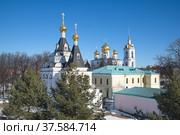Елизаветинская церковь и Успенский собор в Дмитровском кремле. Дмитров, Московская область, Россия (2022 год). Редакционное фото, фотограф Елена Коромыслова / Фотобанк Лори