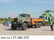 Транспортировка тягачом КрАЗ-255Б российского военного транспортного модернизированного вертолёта Миль Ми-17В5 Hip в цифровом камуфляже на Международном авиасалоне МАКС-2019, Жуковский, Россия. Редакционное фото, фотограф Малышев Андрей / Фотобанк Лори