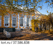 Екатерининский корпус дворца Монплезир и фонтан-шутиха "Скамейки" ("Камешки) (2021 год). Редакционное фото, фотограф Юлия Бабкина / Фотобанк Лори