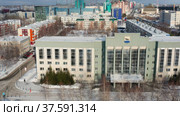 Город Сургут зимой. Здание администрации города. Surgut city in winter. The city administration building. Aerial view. (2022 год). Редакционное видео, видеограф Евгений Романов / Фотобанк Лори