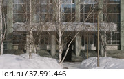 Город Сургут зимой. Здание администрации города. Surgut city in winter. The city administration building. (2022 год). Редакционное видео, видеограф Евгений Романов / Фотобанк Лори