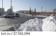 View of the Bolshoi Moskvoretsky Bridge after a heavy snowfall from the side of Zaryadye Park (2021 год). Редакционное видео, видеограф Потийко Сергей / Фотобанк Лори