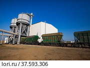 Aktobe region/Kazakhstan - May 04 2019: Phosphate fertilizers plant loading station. Loading hopper. Hopper car train terminal. Green railway carriages. Стоковое фото, фотограф Alexey Rezvykh / Фотобанк Лори
