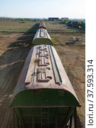 Roofs of hopper car train, abstract picture. Railroad transportation. railway terminal of Phosphate fertilizers plant. Стоковое фото, фотограф Alexey Rezvykh / Фотобанк Лори