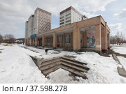 Ногинск многоэтажные дома и библиотека на улице 3-го Интернационала (2022 год). Редакционное фото, фотограф Дмитрий Неумоин / Фотобанк Лори