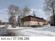 Ногинск деревянный дом на улице 3-го Интернационала (2022 год). Редакционное фото, фотограф Дмитрий Неумоин / Фотобанк Лори
