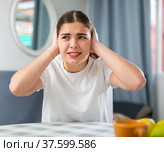 Screaming displeased young woman splashing out emotions. Стоковое фото, фотограф Яков Филимонов / Фотобанк Лори