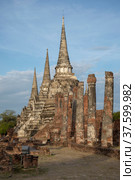 Древние ступы буддистского храма Wat Phra Si Sanphet ранним утром. Аютхая, Таиланд (2017 год). Стоковое фото, фотограф Виктор Карасев / Фотобанк Лори
