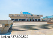 Вид на здание Татарского государственного академического театра имени Галиасгара Камала (ТГАТ) со стороны одноименной площади. Летний солнечный день. Казань. Республика Татарстан. Россия (2021 год). Редакционное фото, фотограф E. O. / Фотобанк Лори