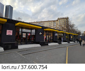 Торговые павильоны на улице с вывесками магазинов. Москва, Хлебозавод (2022 год). Редакционное фото, фотограф Ирина Терентьева / Фотобанк Лори