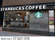 Starbucks coffee shop, Hong Kong (2017 год). Редакционное фото, фотограф Александр Подшивалов / Фотобанк Лори