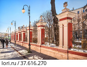Столбы и вензеля ограды у Климентовской церкви на Пятницкой улице, Москва (2022 год). Редакционное фото, фотограф Baturina Yuliya / Фотобанк Лори