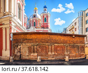 Старинная кирпичная кладка ограды у Климентовской церкви на Пятницкой улице, Москва (2022 год). Стоковое фото, фотограф Baturina Yuliya / Фотобанк Лори