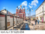 Климентовская церковь и старинные дома на Пятницкой улице, Москва (2022 год). Редакционное фото, фотограф Baturina Yuliya / Фотобанк Лори
