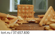 Zoom in video of stacked salty cracker cookies on wooden board. Стоковое видео, видеограф Сергей Толмачёв / Фотобанк Лори