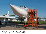Советский и российский дальний сверхзвуковой ракетоносец-бомбардировщик Ту-22М3 Backfire бортовой номер RF-34050 на Международном авиасалоне МАКС-2019 в Жуковском, Россия, вид слева-спереди. Редакционное фото, фотограф Малышев Андрей / Фотобанк Лори