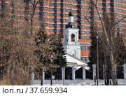 Church of St. Nicholas in Golutvin from side of Crimean embankment, Moscow, Russia (2021 год). Редакционное фото, фотограф Алексей Антипов / Фотобанк Лори