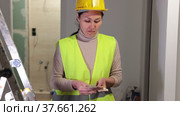 Asian woman repairer standing in apartment holding cash and disappointed by her wage. Стоковое видео, видеограф Яков Филимонов / Фотобанк Лори