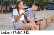Two teenagers chatting on their smartphone on walking. Стоковое видео, видеограф Яков Филимонов / Фотобанк Лори