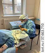 Ophthalmologist performs a complex operation to restore the cornea of eye. Стоковое фото, фотограф Евгений Ткачёв / Фотобанк Лори