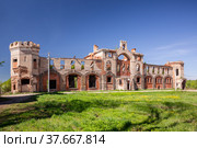 Khrapovitsky's estate, the ruins of a red brick stable. Muromtsevo (2018 год). Стоковое фото, фотограф Юлия Бабкина / Фотобанк Лори