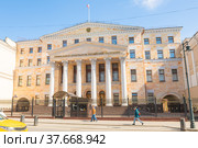 Здание Генеральной Прокуратуры Российской Федерации. Весенний день. Улица Петровка. Москва (2022 год). Редакционное фото, фотограф E. O. / Фотобанк Лори