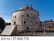 Средневековая Круглая башня на Рыночной площади в историческом центре города. Выборг, Россия (2021 год). Редакционное фото, фотограф Дымов Игорь / Фотобанк Лори