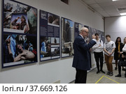 Военный эксперт Юрий Альбертович Кнутов проводит экскурсию по выставке "НАТО Хроника жестокости" (2022 год). Редакционное фото, фотограф Дмитрий Неумоин / Фотобанк Лори