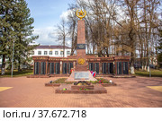 Мемориал партизанам и воинам, погибшим при освобождении города Рузы. Площадь Партизан (2022 год). Редакционное фото, фотограф Диана Лукьянова / Фотобанк Лори