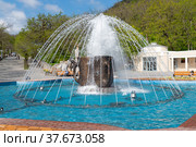 Fountain in the form of mugs in the resort park in Zheleznovodsk, Stavropol Territory, Russia - May 1, 2021. Стоковое фото, фотограф Наталия Попова / Фотобанк Лори
