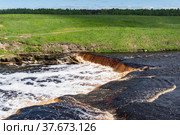 Водопад на реке Тосно с порогами и каменистым берегом. Саблино. Ленинградская область. Россия. Стоковое фото, фотограф Дымов Игорь / Фотобанк Лори