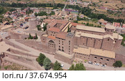 Picturesque aerial view of walled fortified castle of Cardona located on hill in Cardener river valley on background of townscape on summer day, Catalonia, Spain. Стоковое видео, видеограф Яков Филимонов / Фотобанк Лори