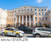 Здание Генеральной Прокуратуры Российской Федерации. Весенний день. Улица Петровка. Москва. Россия (2022 год). Редакционное фото, фотограф E. O. / Фотобанк Лори