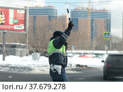 Сотрудник ГИБДД  с жезлом останавливает автомобиль (2018 год). Редакционное фото, фотограф Дмитрий Неумоин / Фотобанк Лори