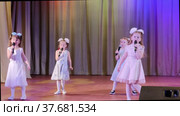Дети поют на сцене песню на праздничном мероприятии. Children sing a song on stage at a festive event. Редакционное видео, видеограф Мария / Фотобанк Лори