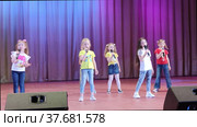 Дети поют на сцене песню на праздничном мероприятии. Children sing a song on stage at a festive event. Редакционное видео, видеограф Мария / Фотобанк Лори