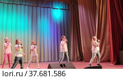 Дети поют на сцене песню на праздничном мероприятии. Children sing a song on stage at a festive event. Редакционное видео, видеограф Мария / Фотобанк Лори
