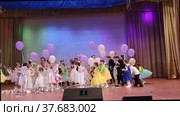 Награждение детей на сцене в доме культуры на праздничном мероприятии. Awarding children on stage at the House of Culture at a festive event. Редакционное видео, видеограф Мария / Фотобанк Лори