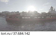Pleasure boat on the Moskva river from the side of the Muzeon park (2021 год). Редакционное видео, видеограф Потийко Сергей / Фотобанк Лори