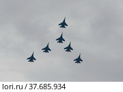 Авиационная группа высшего пилотажа "Русские витязи" в небе на Международном авиационно-космическом салоне МАКС-2021 в Жуковском, Россия. Редакционное фото, фотограф Free Wind / Фотобанк Лори